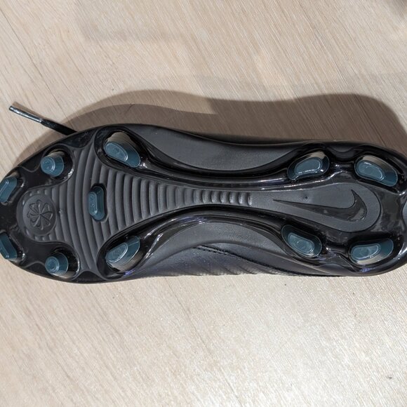 Boys black Nike soccer cleats in size 5.5 - Picture 4 of 7